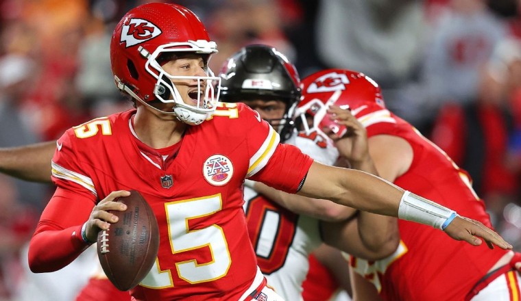 Chiefs survive OT, Mahomes injury scare to beat Bucs - ESPN